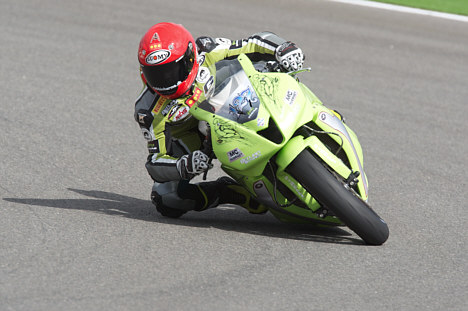 Robbin Harms kørte i mål på 9. pladsen i 3. afdeling af Supersport VM i Valencia, selvom motorcyklens clips-on styr rev sig løs.